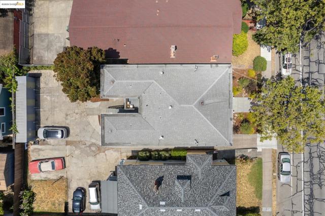 747 St, Oakland CA: https://media.crmls.org/mediaz/e64687b1-b927-4c0c-9770-5ed6d2ed8835.jpg
