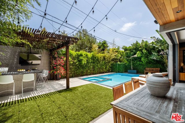 816 N Stanley Avenue, Los Angeles CA: https://media.crmls.org/mediaz/e646ee47-2200-4f81-9420-f0bd2267cf18.jpg