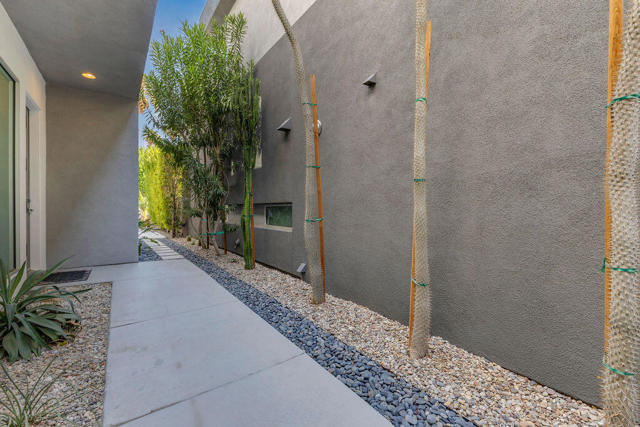 350 Goleta Way, Palm Springs CA: https://media.crmls.org/mediaz/e648c710-3168-4d66-bc88-0dfe86820d2b.jpg