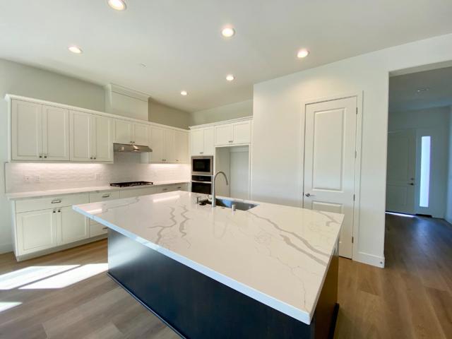 2140 White Oak Drive, Hollister CA: https://media.crmls.org/mediaz/e6495007-d1f6-4c34-8d5d-22507916b92e.jpg