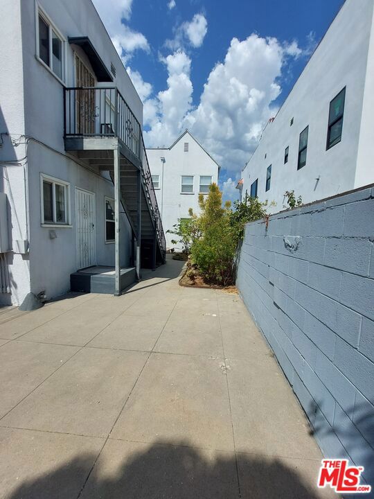 1296 S Citrus Avenue, Los Angeles CA: https://media.crmls.org/mediaz/e64a6982-18b3-4bc4-a76f-921b595538b2.jpg