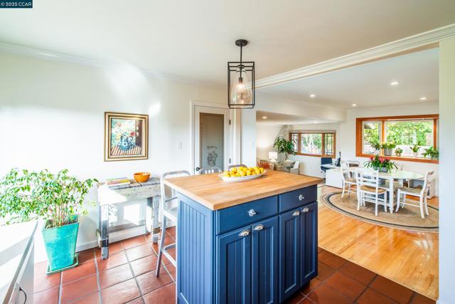 1085 Oak Hill Road #D, Lafayette CA: https://media.crmls.org/mediaz/e64b3c2a-d31f-4203-974e-89cd3c156162.jpg