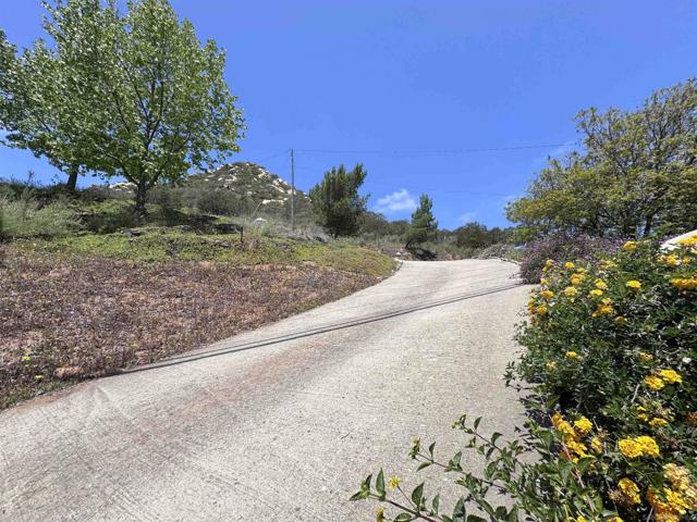 2956 La Cresta Road, El Cajon CA: https://media.crmls.org/mediaz/e64bcb78-7f20-432d-a97a-1bc66defec80.jpg