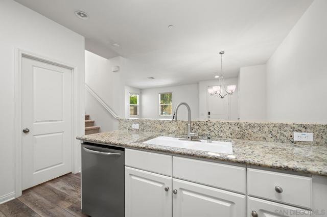1718 Santa Ivy Ave, Chula Vista CA: https://media.crmls.org/mediaz/e64beded-880f-4a3a-94a0-33cf51cfca4b.jpg