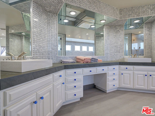 7800 Veragua Drive, Playa del Rey CA: https://media.crmls.org/mediaz/e64c29ee-c908-4b55-b076-1d6dda98f45b.jpg