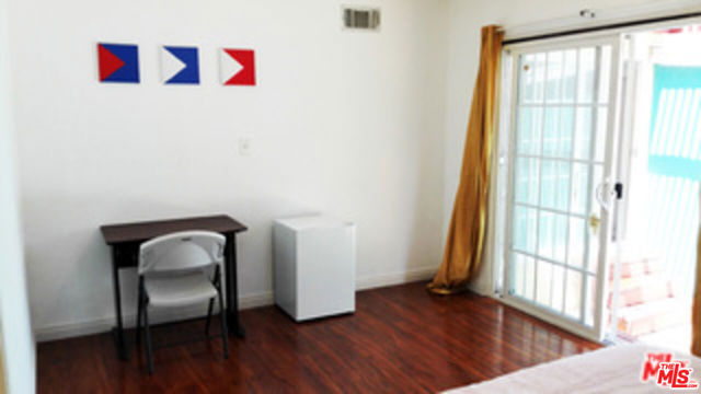 4226 Redwood Avenue, Los Angeles CA: https://media.crmls.org/mediaz/e64c8066-430c-42fa-8111-9f25e3a1bf45.jpg