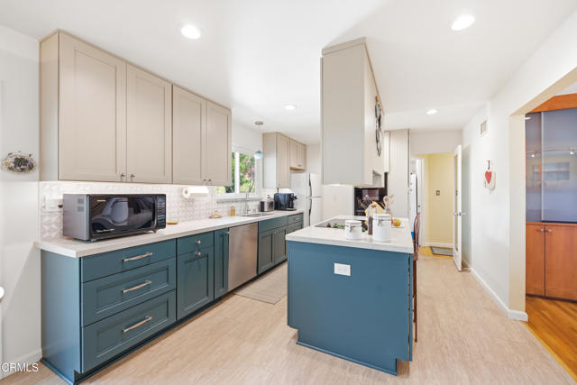 Detail Gallery Image 6 of 38 For 271 Calle Higuera, Camarillo,  CA 93010 - 6 Beds | 3 Baths