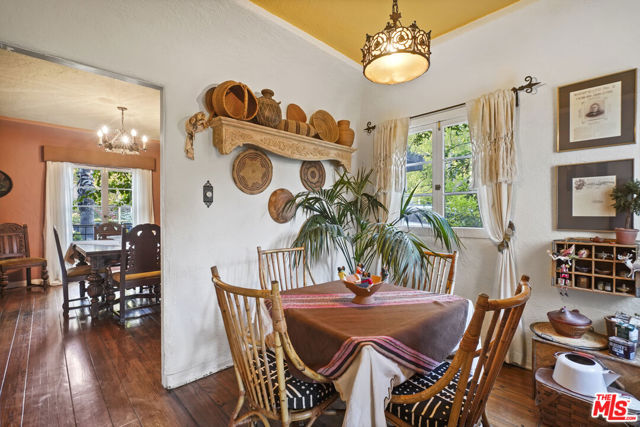 1326 Cordova Avenue, Glendale CA: https://media.crmls.org/mediaz/e64cb20a-ba40-4a26-b755-730bcb54ece9.jpg