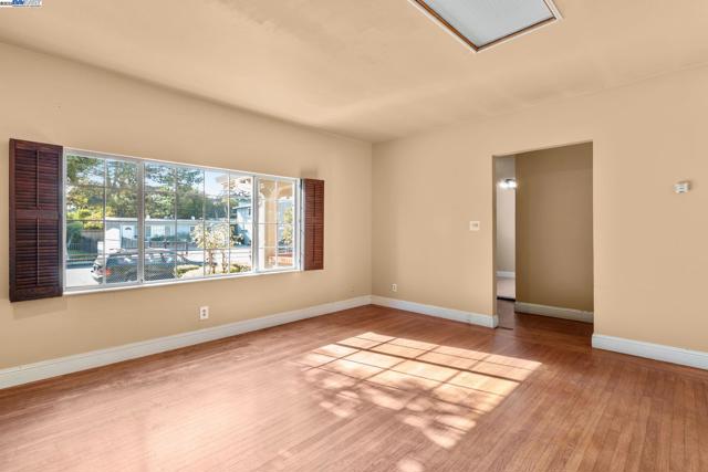 2825 Marlborough Avenue, Redwood City CA: https://media.crmls.org/mediaz/e64cf1d8-4b34-41f4-973a-ab8ac3ddb6e1.jpg