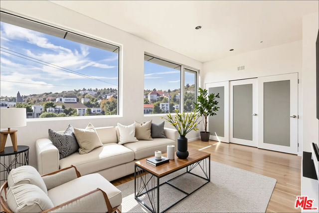 1610 Viewmont Drive, Los Angeles CA: https://media.crmls.org/mediaz/e64d7a13-6d5d-4ca5-8cb1-7b6e3d827d93.jpg
