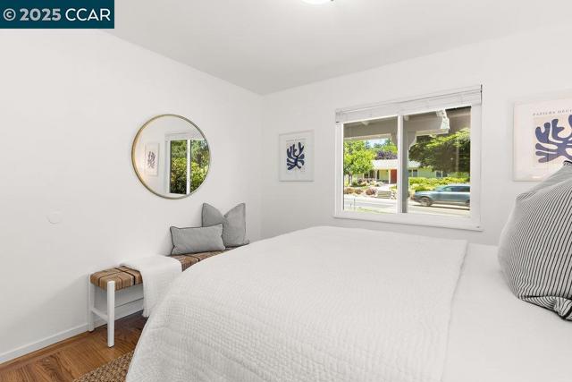 180 Ivy Drive, Orinda CA: https://media.crmls.org/mediaz/e64e025e-e50f-4f1f-88d4-6d90fd948d06.jpg