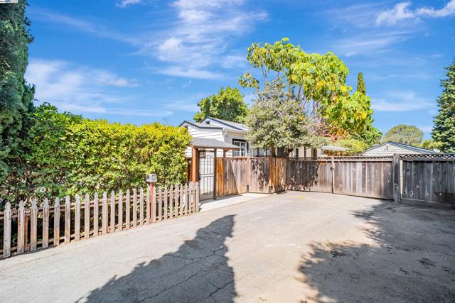 3780 Somerset Ave, Castro Valley CA: https://media.crmls.org/mediaz/e64e3b86-807e-4ba9-aa52-746a86051837.jpg