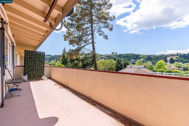 2345 Paloma Ct, Pinole CA: https://media.crmls.org/mediaz/e64e7872-ba26-4d84-8311-9cf3d1d1f22a.jpg