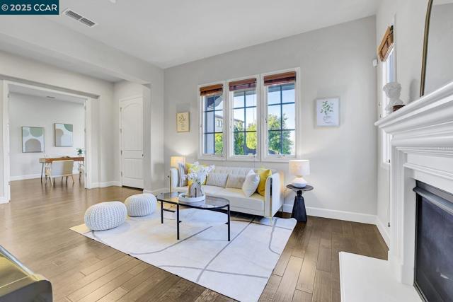 131 Wittenham Ct, San Ramon CA: https://media.crmls.org/mediaz/e64edd12-0cc1-4bea-87c3-65e5c8326cf9.jpg
