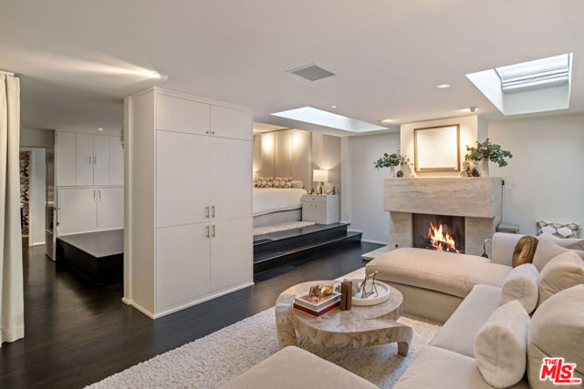 16745 Bosque Drive, Encino CA: https://media.crmls.org/mediaz/e65015e6-988a-4198-84c0-43ec91a215dd.jpg