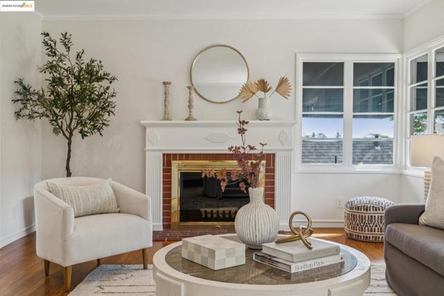 5968 Chabot Crest, Oakland CA: https://media.crmls.org/mediaz/e6505e7e-3833-4200-90bf-afe3cb284641.jpg