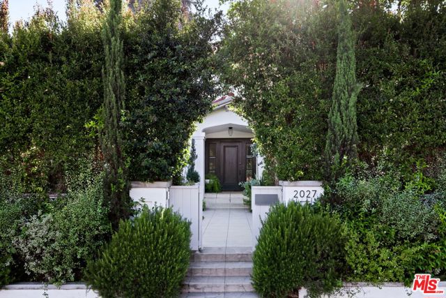 5850 Foothill Drive, Los Angeles CA: https://media.crmls.org/mediaz/e6507276-2e9f-46b3-86a1-9268db2a288d.jpg