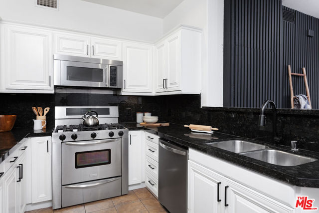 3750 Santa Rosalia Drive, Los Angeles CA: https://media.crmls.org/mediaz/e650a26e-5644-4e14-9ac5-39e19787ae3a.jpg