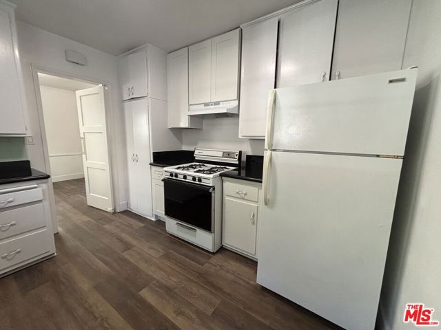 1638 Greenfield Avenue, Los Angeles CA: https://media.crmls.org/mediaz/e6510d43-7c56-4618-91d6-104b1a8fb0c7.jpg