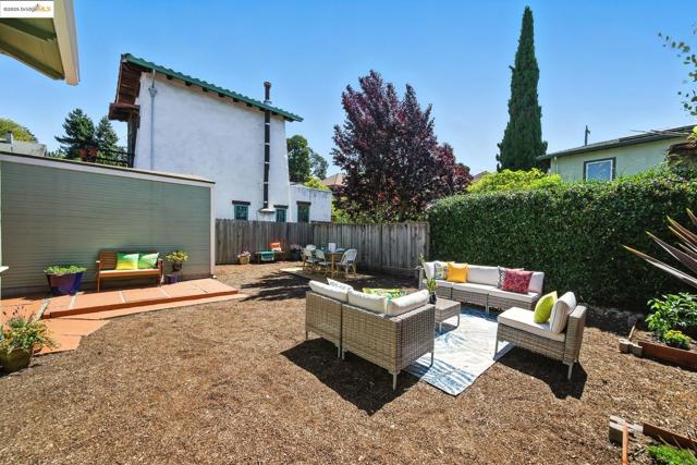 4415 Fleming Ave, Oakland CA: https://media.crmls.org/mediaz/e65115c0-8e7c-40dc-85d6-4e04f13fb6bc.jpg