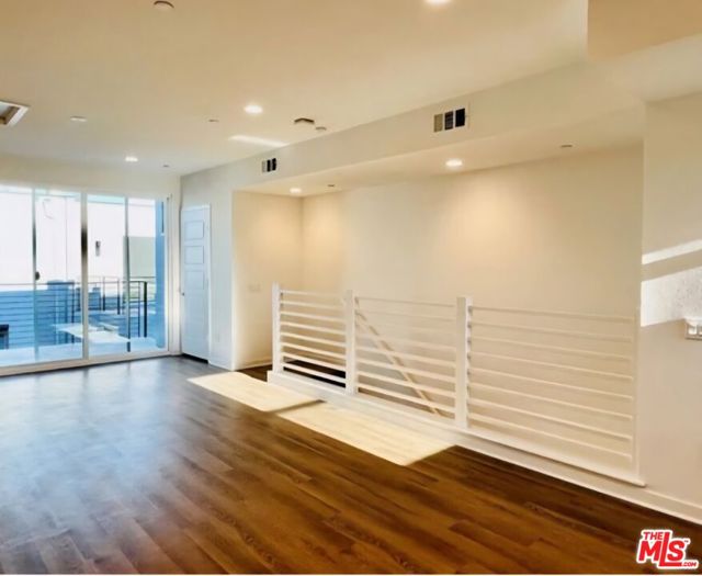 2931 1/2 Denby Avenue, Los Angeles CA: https://media.crmls.org/mediaz/e651d23a-6222-481e-be6c-569c5b5ce8b8.jpg