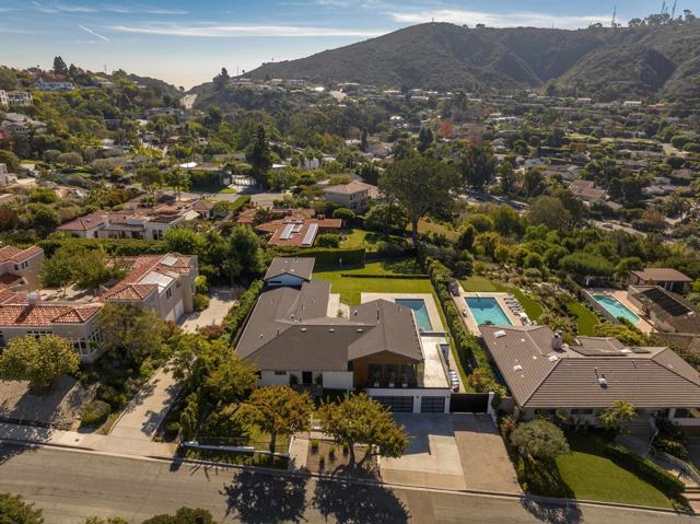 2641 Costebelle Dr, La Jolla CA: https://media.crmls.org/mediaz/e6523f3a-0a89-4587-a1bb-14fe10a5ba5a.jpg