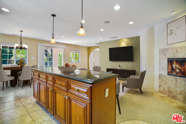 10655 Camarillo Street, Toluca Lake CA: https://media.crmls.org/mediaz/e65259d1-294e-4e0a-a756-938ab8d6cfc0.jpg