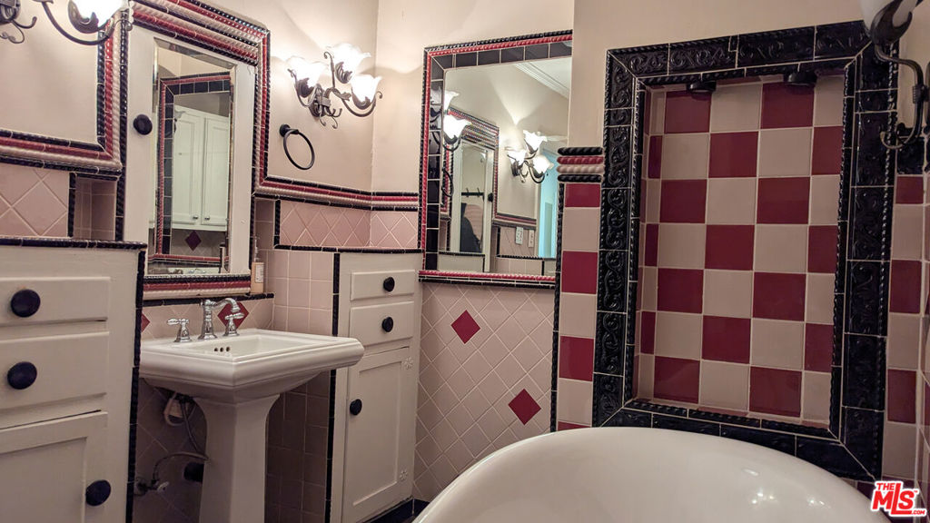 https://media.crmls.org/mediaz/e6526085-0671-4b7f-a0b5-9063498aa3d3.jpg?preset=X-Large