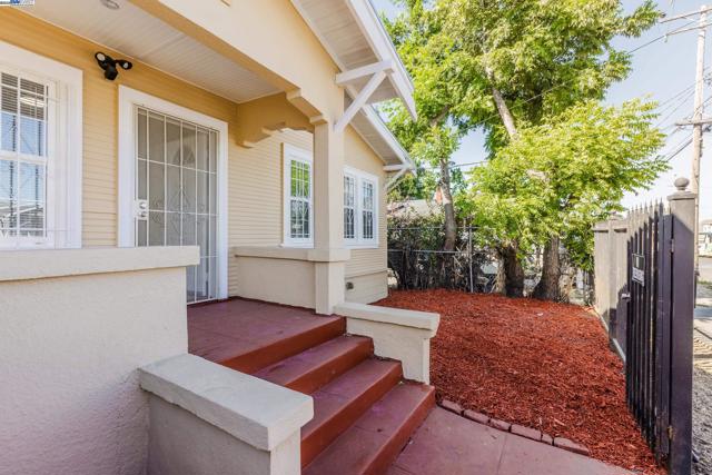 1322 83Rd Ave, Oakland CA: https://media.crmls.org/mediaz/e6536346-cc54-4bdd-a65a-cab571383fc6.jpg