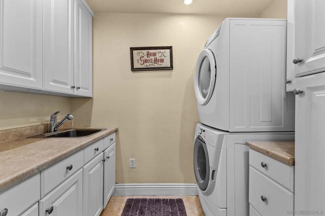 3445 Lomas Serenas Dr, Escondido CA: https://media.crmls.org/mediaz/e653a899-18a3-4c0b-bd34-32bde7ef82a2.jpg