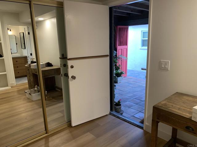 429 Begonia Avenue, Corona del Mar CA: https://media.crmls.org/mediaz/e6555387-049f-49f8-942b-34ffee53fb08.jpg