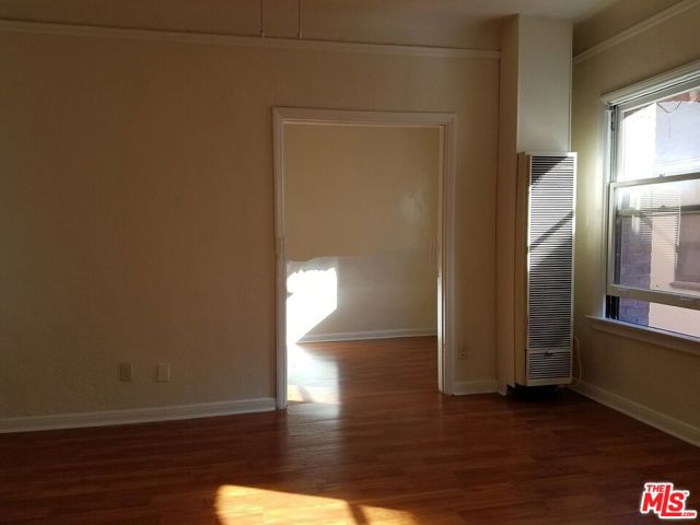 607 S Dunsmuir Avenue, Los Angeles CA: https://media.crmls.org/mediaz/e65675cb-a762-40c9-9a24-759f8e3aad7b.jpg