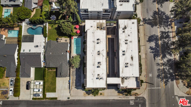 4660 Coldwater Canyon Avenue, Studio City CA: https://media.crmls.org/mediaz/e656bdf0-58c2-4e75-ad24-13e6b2376aab.jpg