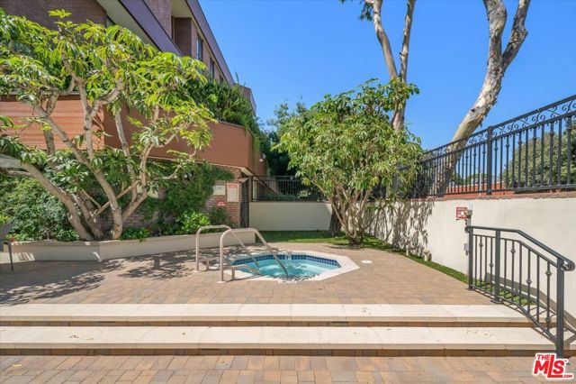 300 N Swall Drive, Beverly Hills CA: https://media.crmls.org/mediaz/e6579378-8e18-44e5-a048-f8b7b8347300.jpg