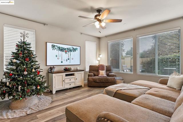 716 Cabada Dr, Brentwood CA: https://media.crmls.org/mediaz/e657b89e-468e-46a8-9e79-faca1cb2b58e.jpg