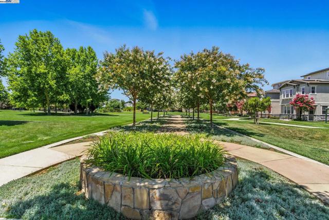 841 Fan Palm Ln, Brentwood CA: https://media.crmls.org/mediaz/e657d0fd-d1fa-4058-9191-107ad7db4abf.jpg