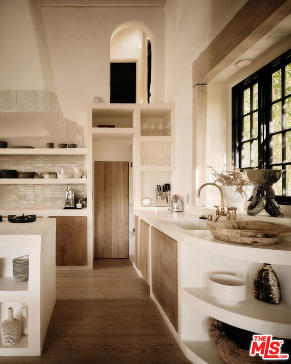 2729 Nichols Canyon Road, Los Angeles CA: https://media.crmls.org/mediaz/e6582f1a-ac4a-4e64-953d-11d0c122d84e.jpg