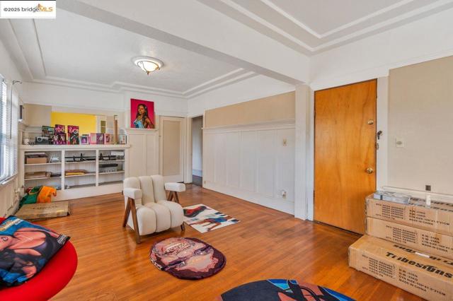 5537 Claremont Ave, Oakland CA: https://media.crmls.org/mediaz/e658360c-2759-4a48-853c-28cf48aaa2ae.jpg