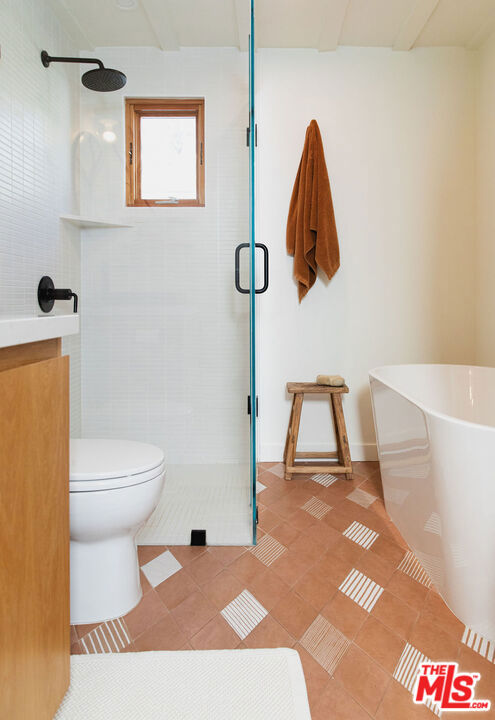 43 Paradise Cove Road, Malibu CA: https://media.crmls.org/mediaz/e658fe12-dc68-4391-96bd-fb4c5f5ca224.jpg