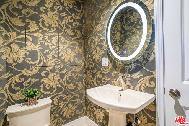 941 N Norman Place, Los Angeles CA: https://media.crmls.org/mediaz/e659b14c-9e9a-4662-ab12-01a3a223fe6c.jpg
