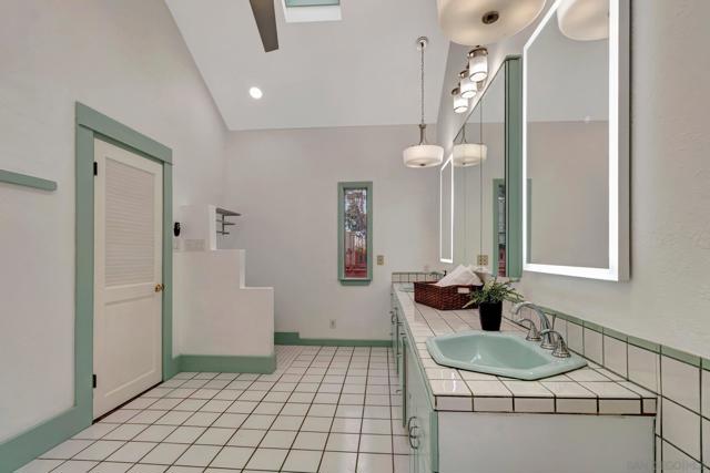 4232 Arden Way, San Diego CA: https://media.crmls.org/mediaz/e659d349-d6dd-49f5-9f14-ba37dbcb7755.jpg