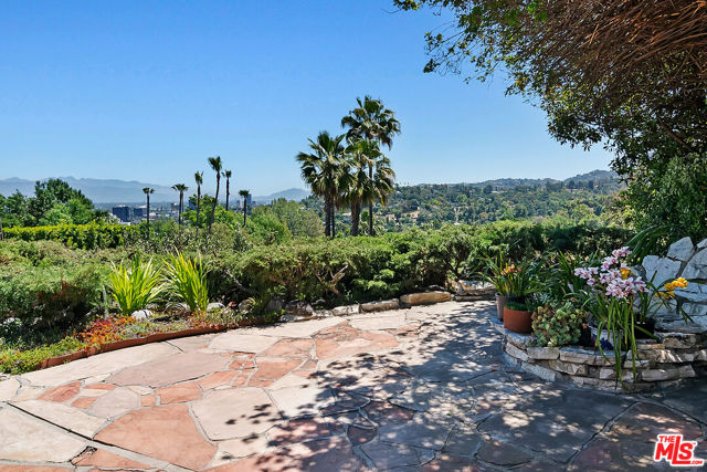16840 Oak View Drive, Encino CA: https://media.crmls.org/mediaz/e65a7177-5768-4f53-8e51-47ae97788ad1.jpg