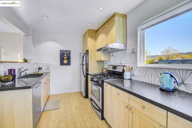 2327 10Th St, Berkeley CA: https://media.crmls.org/mediaz/e65b10eb-58eb-4459-a8f4-1d1378eac1e7.jpg