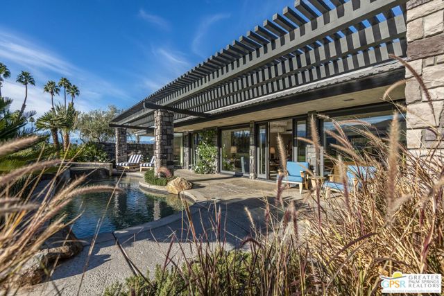 8 Surrey Court, Rancho Mirage CA: https://media.crmls.org/mediaz/e65d40e2-19c6-4146-8793-f597c235789c.jpg