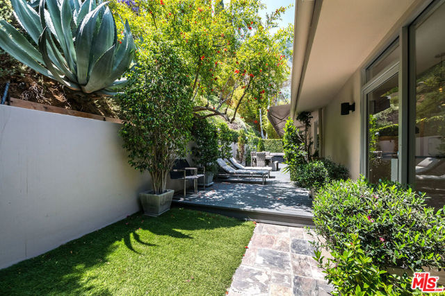 1331 CORDELL Place, Los Angeles CA: https://media.crmls.org/mediaz/e65e208b-9a3f-4871-9eac-7fcc8bf3ab45.jpg