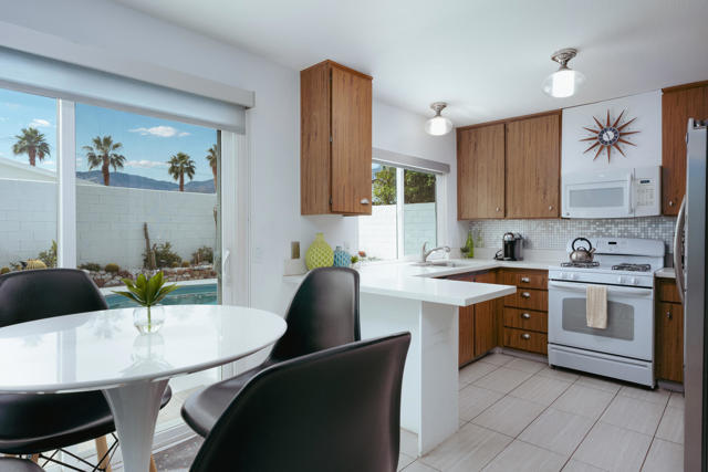 913 Arroyo Vista Drive, Palm Springs, CA 92264