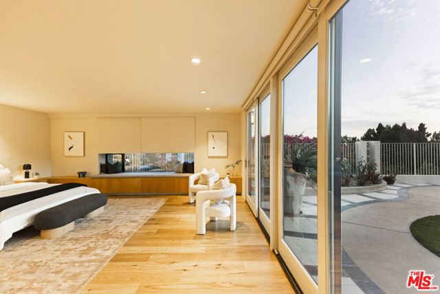 5284 Los Diegos Way, Los Angeles CA: https://media.crmls.org/mediaz/e65f0e1d-8389-4cff-b70b-50d6a9307298.jpg