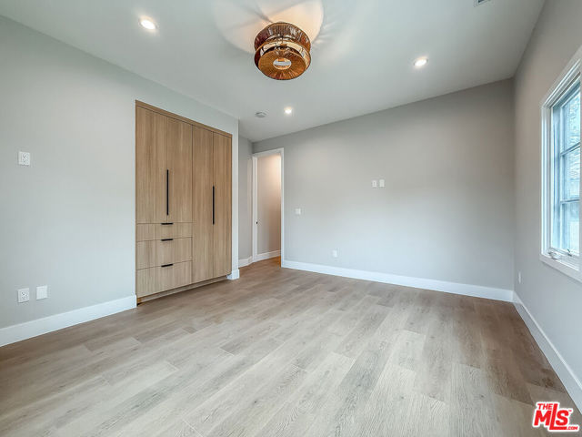 150 N Arnaz Drive, Beverly Hills CA: https://media.crmls.org/mediaz/e65fde56-8823-44ed-9d43-2e01c16d6dba.jpg