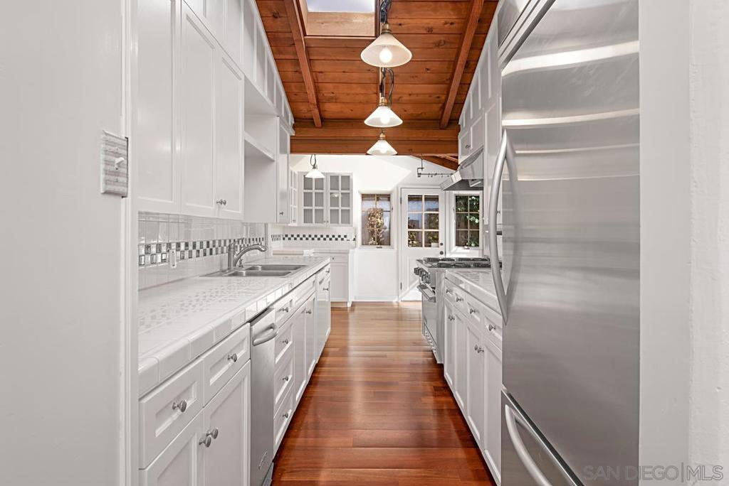 573 Amphitheatre Dr - photo 10