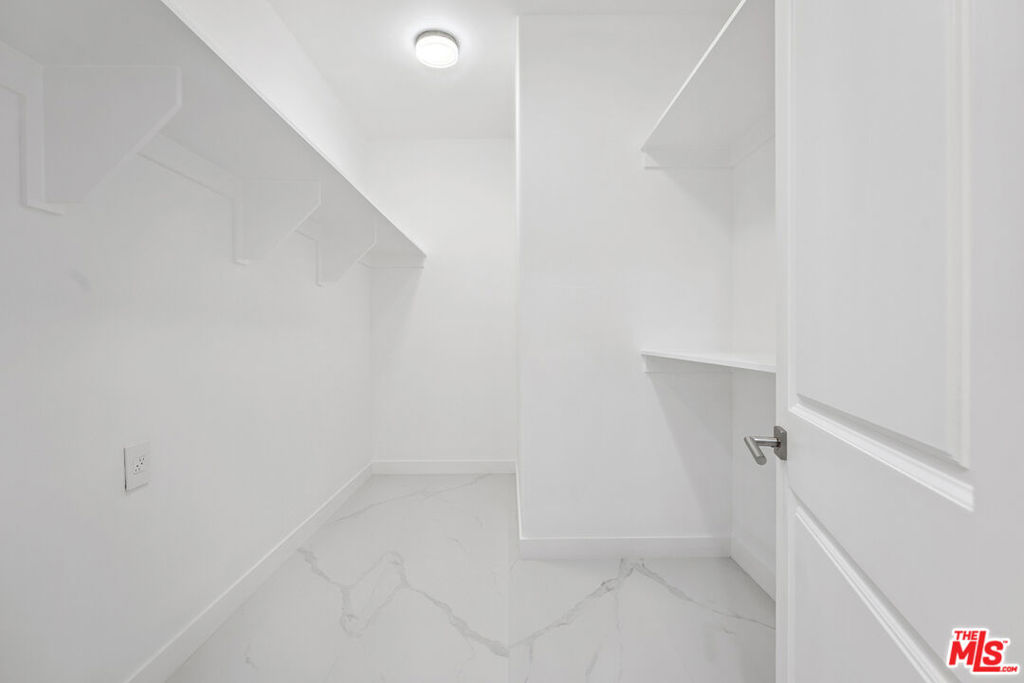 https://media.crmls.org/mediaz/e66164d4-e05c-4d46-bf74-d6ab3703b027.jpg?preset=X-Large